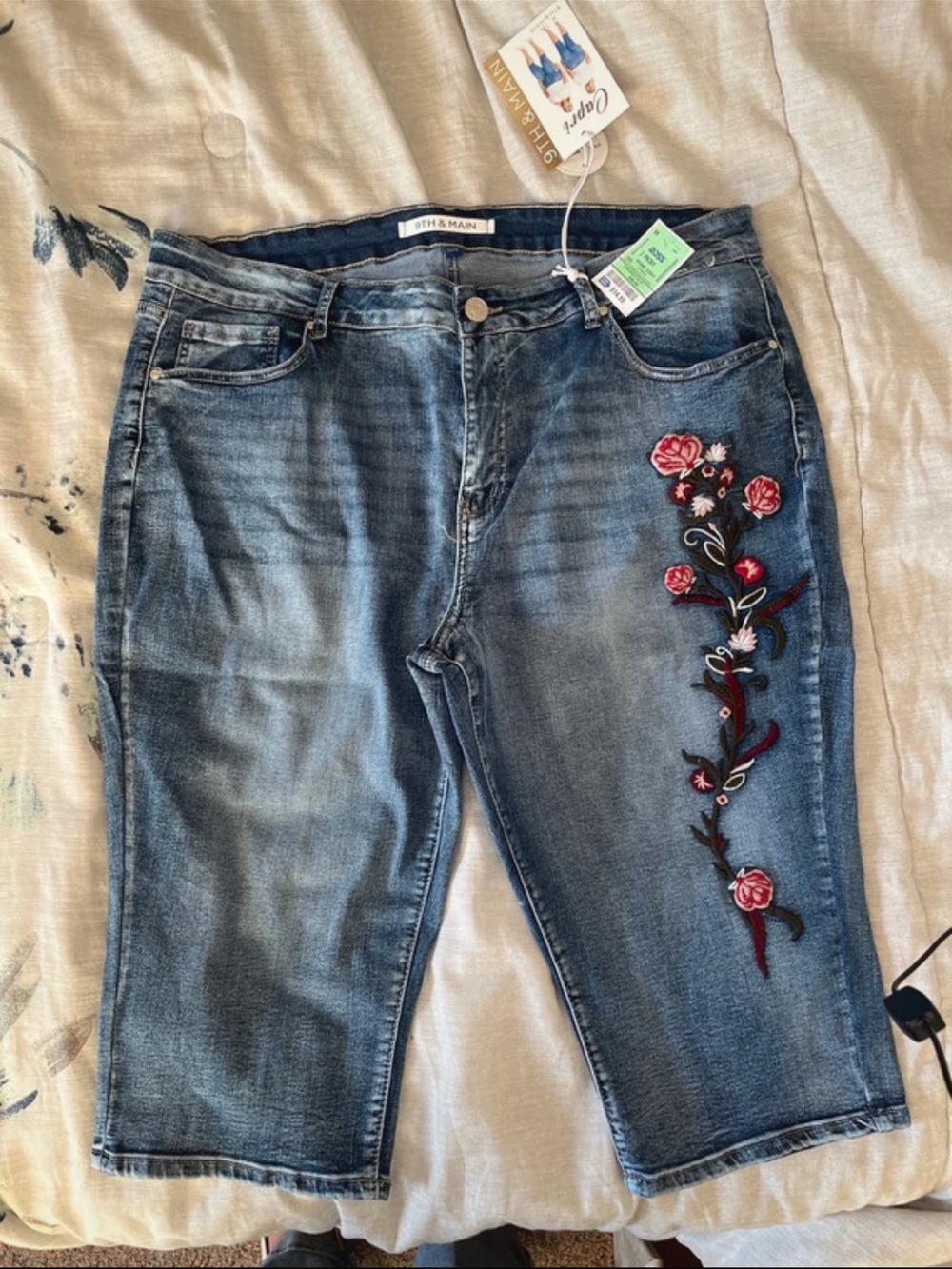 9th & Main Women’s Blue Embroidered Jean Shorts
